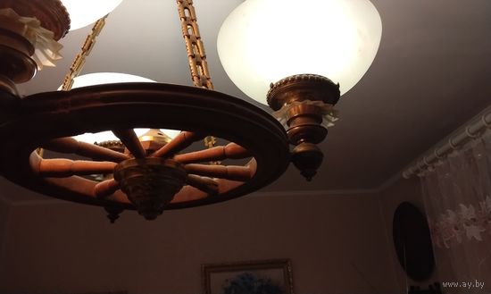 Люстра из колеса прялки. Плафоны и ламподержатели из латуни, стариной люстры.