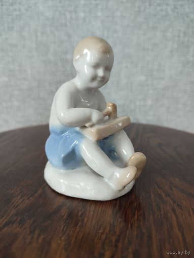 Статуэтка,фигурка фарфоровая редкая мальчик с молотком