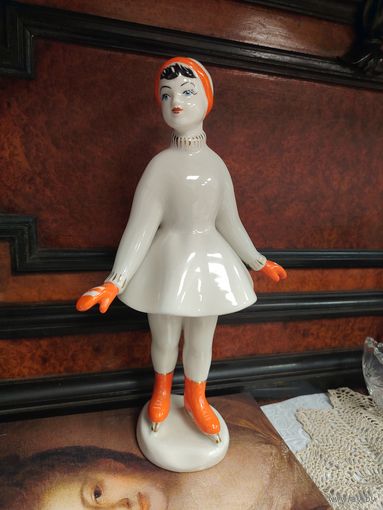 Конькобежка большая Редкая Фарфоровая статуэтка СССР. На катке (Юная фигуристка, конькобежка). Полоне 1960 год. Люксовое состояние