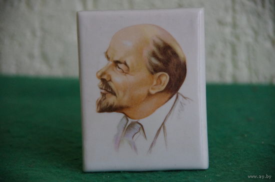 Плакетка фарфоровая  " Ленин "  Дулево     7,5 х 9,5