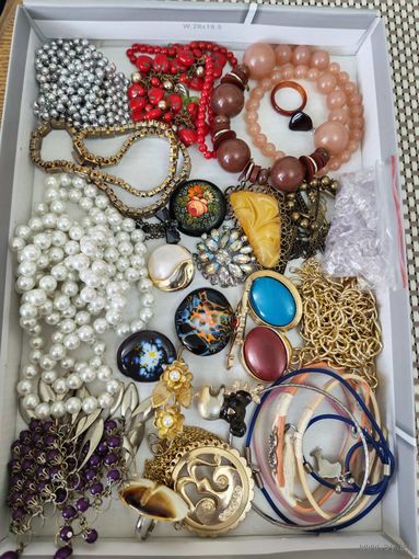 Лот винтажной бужутерии. Бусы, броши, серьги, много разных украшений. Торги с рубля