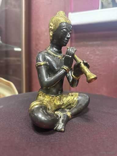 Атуэтка Монах, играющий на духовом инструменте. Тяжелый металл, патинирование, золочение. Азия