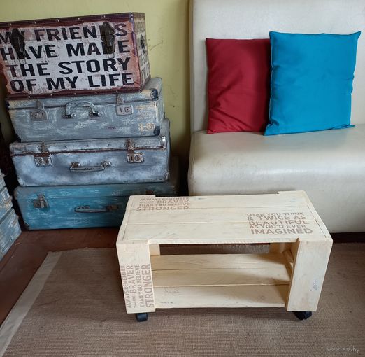 Тумбочка, журнальный столик.