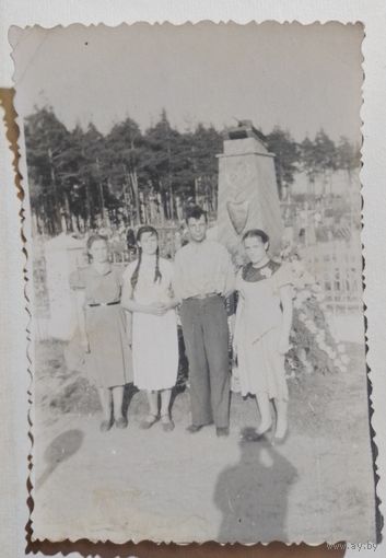 Интересное фото на фоне пьедестала с танком