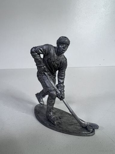 Статуэтка хоккеист металл с рубля