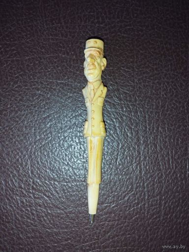 Редкая винтажная шариковая ручка Spade Depose с изображением генерала и президента Франции времён Второй мировой войны Шарля де Голля. 1960-е гг.