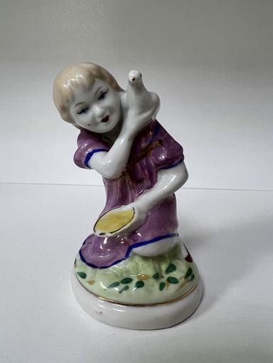 Статуэтка девочка кормит голубя полонное с рубля
