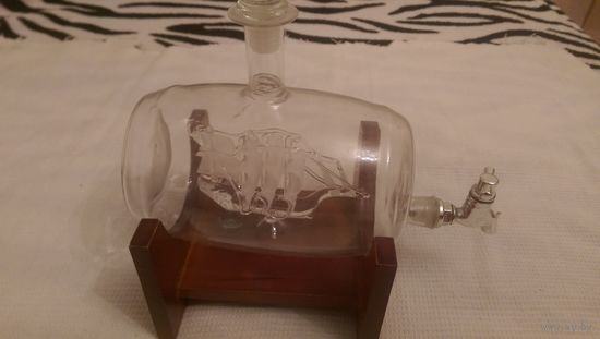 Штоф с кораблем внутри.