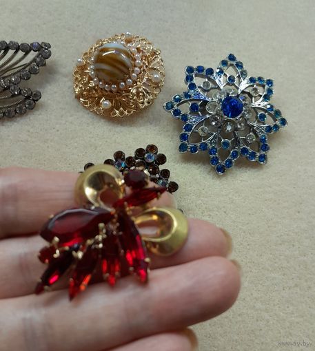 Винтажная брошь с красным кристаллами.