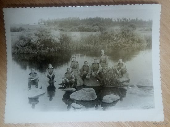 Фотография. Солдаты на реке.