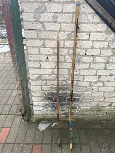 Пара клюшек одна под руку Овечкина, другая Кучерова