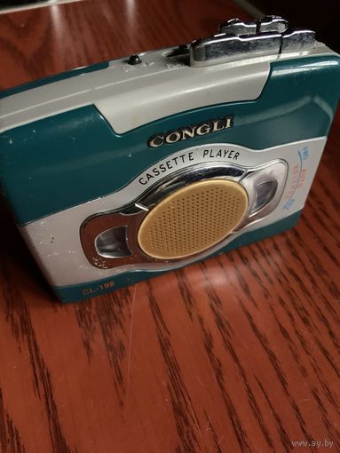 Кассетный плейер-полностью рабочий, с кассетой! Утеряна батарейная крышка.