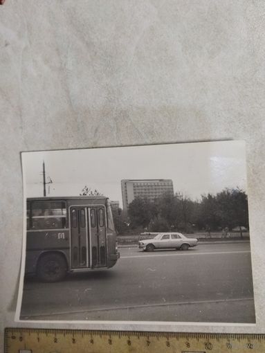 Фотография. Один из первых "Мерседесов" на улицах Минска.