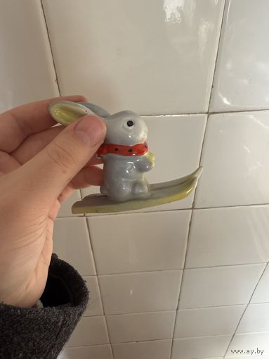 Заяц на лыжах фарфор