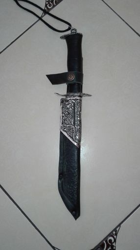 Нож красивый в кожаном чехле