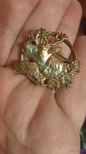 Винтажная старая брошь или знак охотника