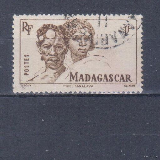 [1328] Французские колонии. Мадагаскар 1946. Жители острова.Мужчина и женщина. Гашеная марка.