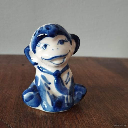 Статуэтка фарфоровая Обезьяна в галстуке, Гжель