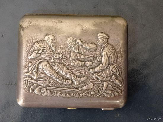 Портсигар -Три охотника на привале,мельхиор в Посеребрении 50е года