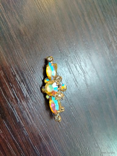 Винтажная чешская брошь выполнена из чешского стекла с эффектом аврора бореалис который создает характерное переливание