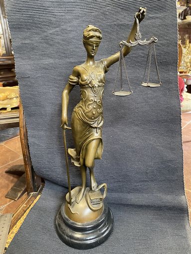 Бронзовая фигура Фемида