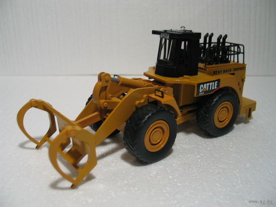 Трактор-погрузчик CATERPILLAR электрофицирован