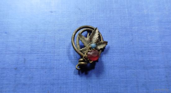 Брошь с камнями.