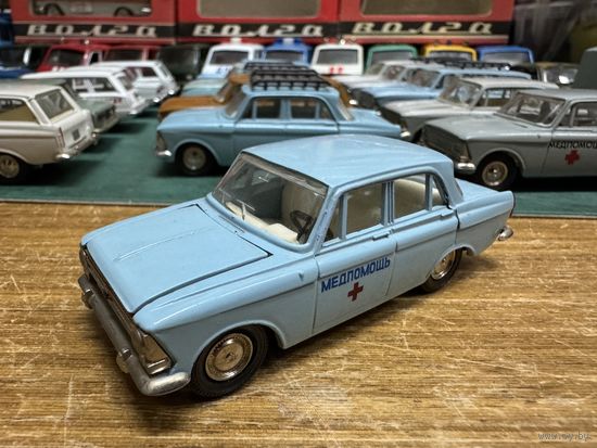 Москвич 408 Медпомощь, номерной А1, ранняя решетка с двумя рифлеными круглыми фарами. Классический светло-голубой цвет. Пятничный вечер в синих, голубых и серых тонах.