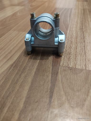 Крепление штанги триммера