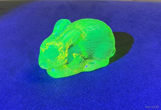 Статуэтка Заяц из уранового стекла . Производство Чехия