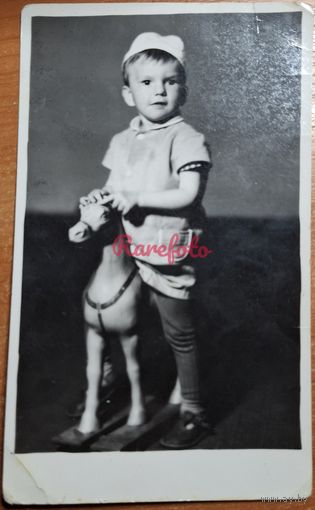 1950-е Мальчик на лошадке студийное фото