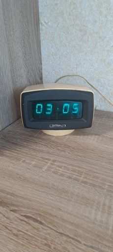 С рубля! Ламповые , электронные , часы времён СССР , работают.