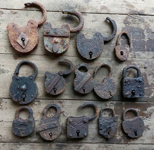 Старинные замки.14 штук .