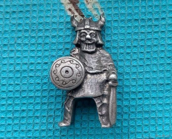 Фигурка эпохи Викингов. Божество или легендарный воин. Щит с Рунами. Меч в левой руке! Клеймо! Вес 38,47. Раннее Средневековье. Скандинавское серебро - сплав Ag и Pb 91/9 %