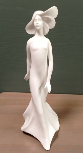 Статуэтка фарфоровая, "Задумчивая", Royal Doulton, Англия
