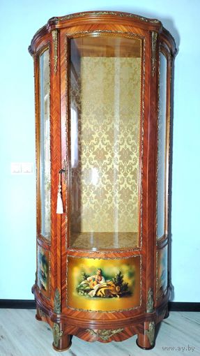 Витрина с росписью.