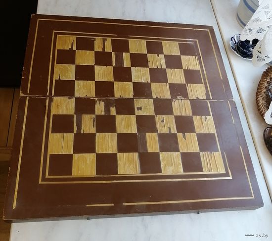 Огромная старая шахматная доска под реставрацию соломки