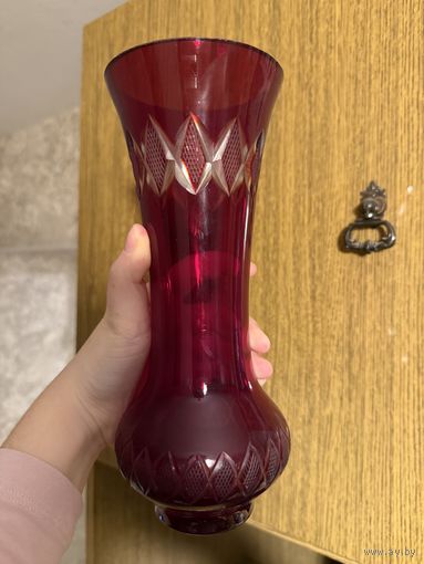 Хрустальная рубиновая ваза