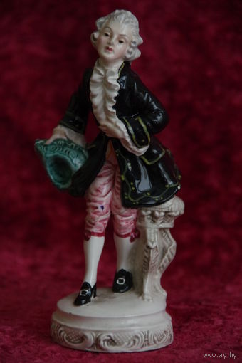 Статуэтка фарфоровая 15 см