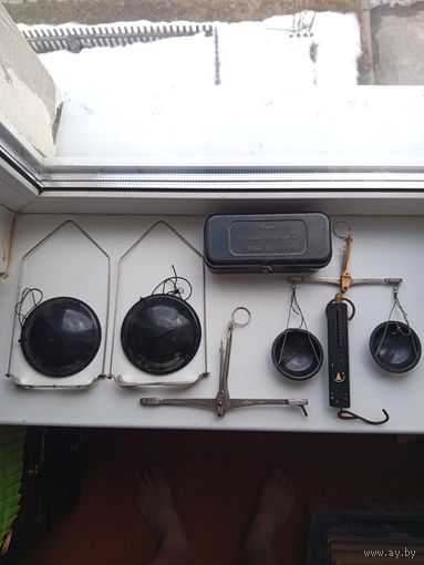 Набор гирек не полный. Весы маятниковые, есть повреждения большой чаши.