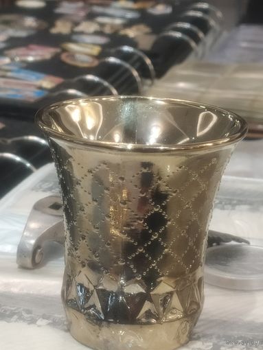 Винтажная чашка из кофейного стекла.