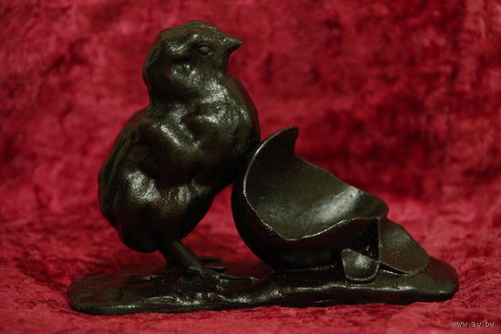 Статуэтка " Цыпленок у разбитого яйца "   КУСА