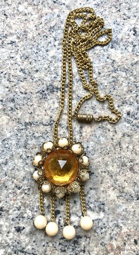 Кулон на цепочке. Колье