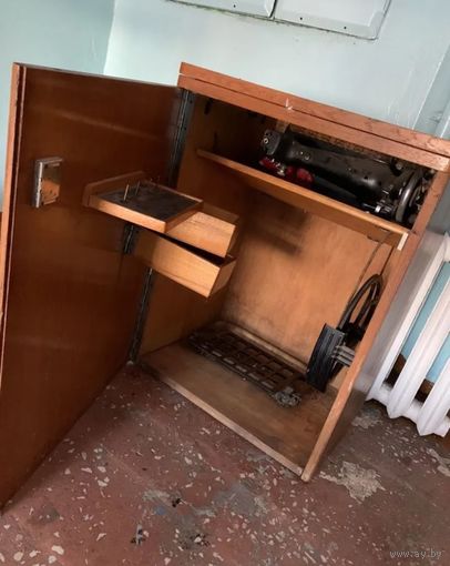 Швейная машинка Орша в тумбе с ножным приводом, СССР