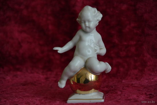 Статуэтка фарфоровая 11,5 см   ( целая )