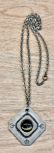 Кулон на цепочке. Колье
