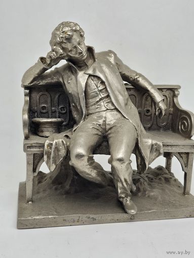 Статуэтка скульптура Пушкин на скамейки