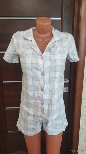 Классная пижама на 42 размер, хорошее состояние. Очнь приятная на ощупь, плотный хлопок. Кофта: ПОгруди 45 см, длина 58 см. Шорты: длина см, ПОталии тянется 27-49 см.