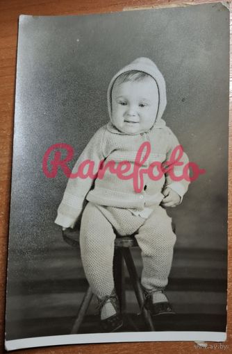 Мальчик на стульчике студийное фото