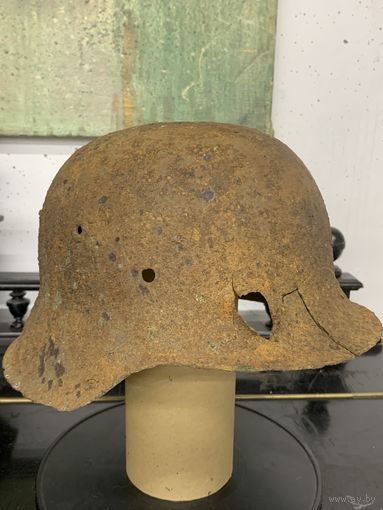 Каска шлем М42 с боевыми повреждениями